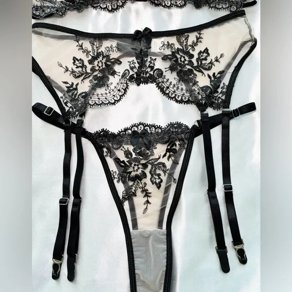 Black Lace Lingerie Set - Picture 8 of 9